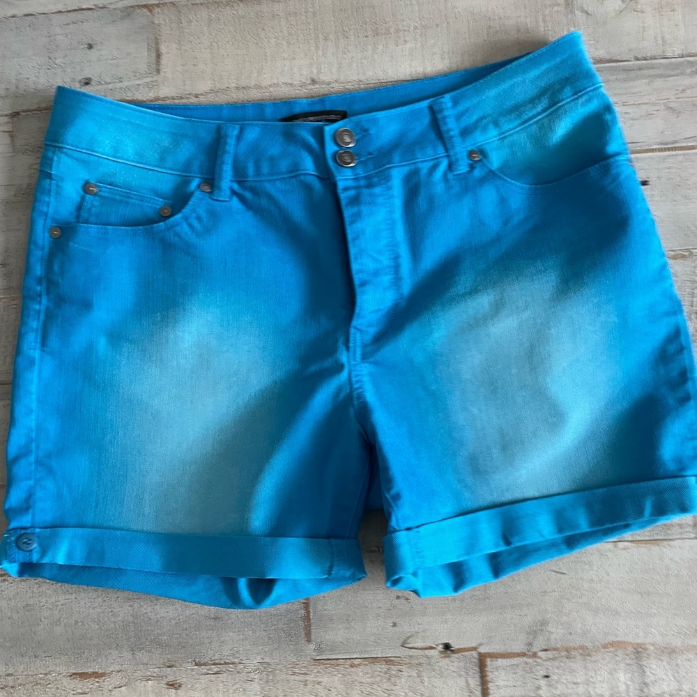 Woman’s Jean Shorts by Signature Studio